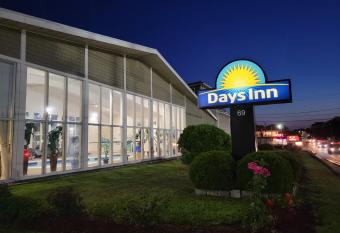 Days Inn by Wyndham West Yarmouth/Hyannis Cape Cod Area has Balcony rooms