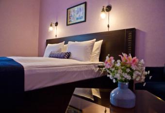 Hotel Bella Casa allows 18 year olds to book a room