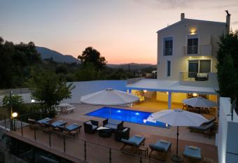Alexandros Villa Luxury Achiilion Corfu has Balcony rooms