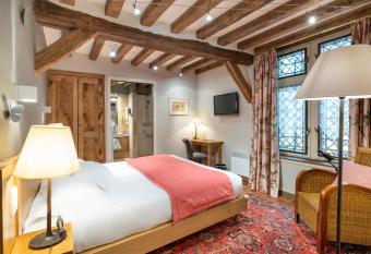 L Absinthe Hotel has rooms with a private hot tub