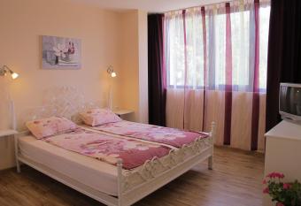 Guest House & Bistro Lefterova has Balcony rooms