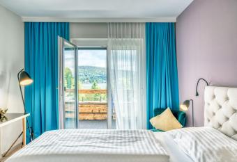 Hotel Eden Park allows 18 year olds to book a room