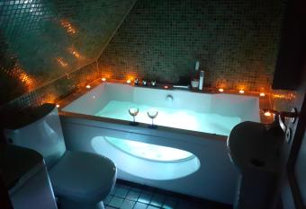 Tempel Apartement has rooms with a private hot tub