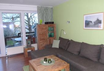 Ferienwohnung Ortlieb Laboe allows 18 year olds to book a room