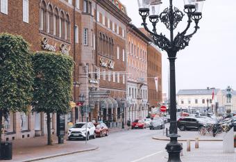 Clarion Grand Hotel allows 18 year olds to book a room