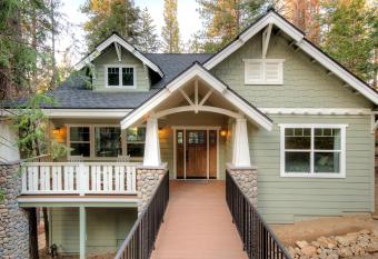 Craftsman Cottage has Balcony rooms