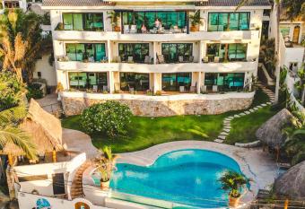 La Esquina allows 18 year olds to book a room