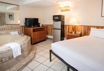Abellona Inn & Suites has rooms with a private hot tub
