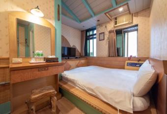 Shankou Hotspring Hotel has rooms with a private hot tub