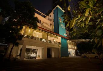 Lodge Paradize Hotel By The Sqwhere allows 18 year olds to book a room