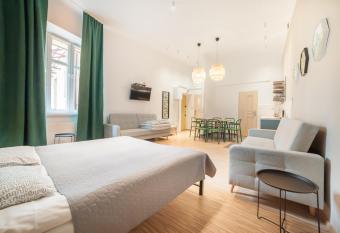 Dizzy Daisy Downtown Apartments has Balcony rooms