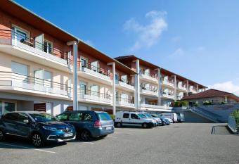 S  jours & Affaires Gen  ve Gex Les Rives Du L  man allows 18 year olds to book a room