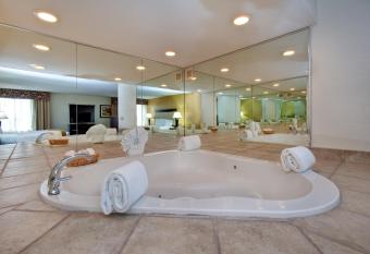 Radisson Hotel Schaumburg has rooms with a private hot tub