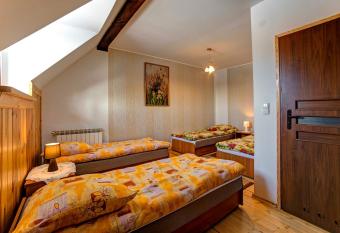 Noclegi Dw  r Szlachecki Biedacz  w has rooms with a private hot tub