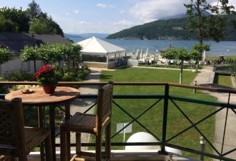 la baie des voiles ,vue lac d Annecy ,plage priv  e has Balcony rooms