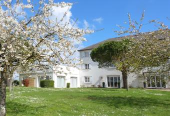 Logis H  tel Restaurant des Ch  teaux allows 18 year olds to book a room