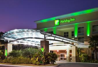 Holiday Inn Daytona Beach LPGA Blvd has rooms with a private hot tub