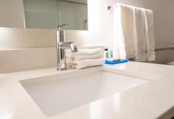 Holiday Inn Express Boston has rooms with a private hot tub