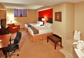 Holiday Inn Express Baltimore-Downtown, an IHG Hotel has rooms with a private hot tub