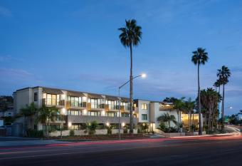 Holiday Inn Express & Suites LA Jolla - Beach Area has rooms with a private hot tub