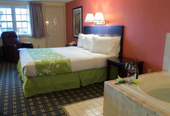 Uncommoner Hotel By Reverie Boutique Collection has rooms with a private hot tub