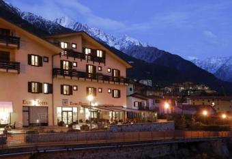 Euro Hotel has Balcony rooms