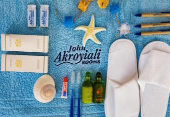 John Akroyiali has Balcony rooms