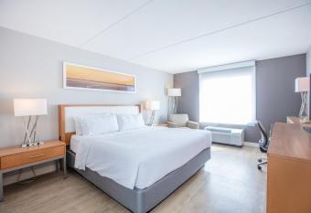 Holiday Inn St Louis Sw - Route 66 By IHG has rooms with a private hot tub