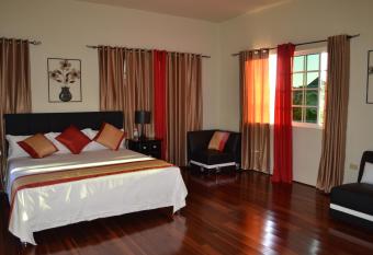 Negril Sky Blue Resorts LTD has rooms with a private hot tub