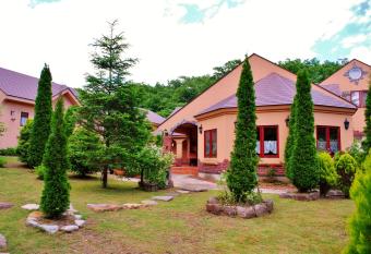 Aromatic Garden Villa La Poltrona allows 18 year olds to book a room