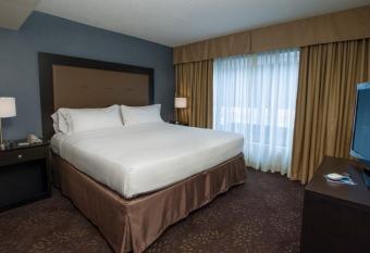 Holiday Inn Express & Suites Buffalo-Airport By IHG has rooms with a private hot tub