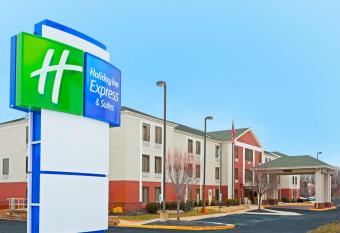 Holiday Inn Express & Suites Carneys Point - Pennsville By IHG has rooms with a private hot tub