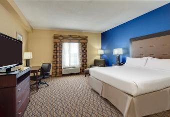 Holiday Inn Express & Suites Tower Center New Brunswick has rooms with a private hot tub
