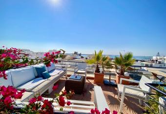 Zenit Olhao Bed & Breakfast allows 18 year olds to book a room