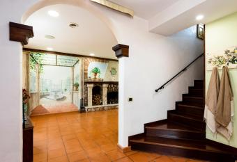 Villa Simonetta has Balcony rooms