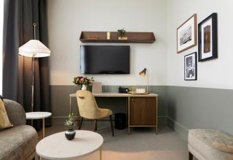 Elite Hotel Savoy allows 18 year olds to book a room