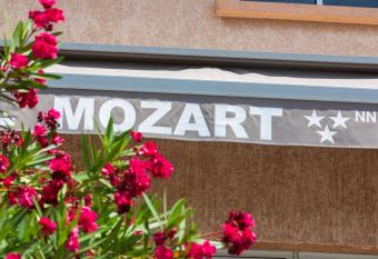 H  tel Le Mozart allows 18 year olds to book a room