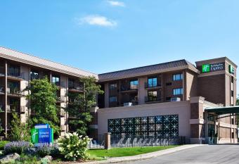 Holiday Inn Express Rolling Mdws-Schaumburg Area has Balcony rooms