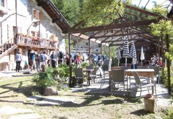 Chalet del Lago has Balcony rooms