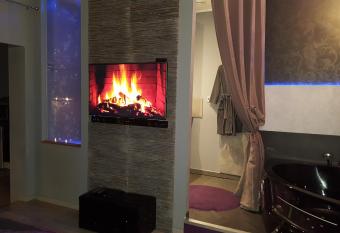 Le Loveappart allows 18 year olds to book a room