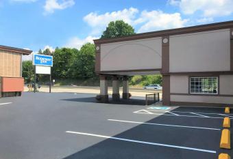 Super 8 by Wyndham Greensburg-Latrobe has Smoking rooms