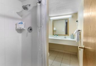 Holiday Inn Express Chicago-Downers Grove By IHG has rooms with a private hot tub