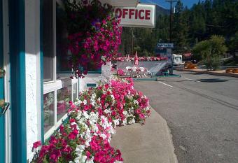 AppleTree Inn has Balcony rooms