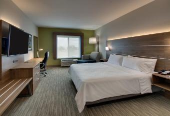 Holiday Inn Express & Suites Chicago North-Waukegan-Gurnee has rooms with a private hot tub