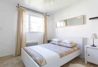 123home-Loft & spa has rooms with a private hot tub