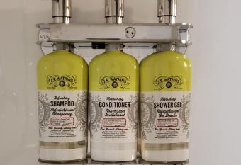 Holiday Inn & Suites Chicago Northwest - Elgin has rooms with a private hot tub