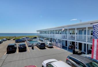 On the Beach Motel has rooms with a private hot tub
