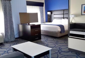 Holiday Inn Express & Suites Lawrenceville has rooms with a private hot tub