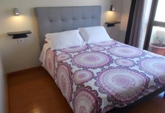 Abrigo do Portinho allows 18 year olds to book a room