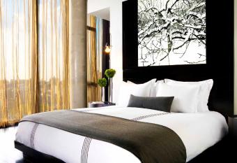 Sixty Les has Balcony rooms